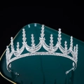 Elegante corona da sposa in argento con strass scintillanti su vassoio scuro - Bianco