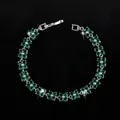 Dettaglio del bracciale argento con maglie a quadrifoglio e zirconi verde smeraldo - 17.6cm / Verde