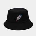 Dettaglio del ricamo a piuma colorata su un cappello da pescatore in cotone nero - M (56-58cm) / Nero
