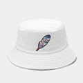 Dettaglio del ricamo a piuma colorata su un cappello a secchiello bianco in cotone - M (56-58cm) / Bianco