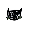 Pin de gato negro esmaltado con texto Follow My Feet y bordes de metal plateado - Gato Negro FOLLOW MY FEET (CC1993)