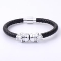Pulsera punk de cuero para hombre con dos calaveras metálicas y cierre magnético de plata - Doble Calavera / Plateado