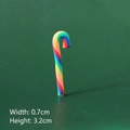 Macro dettaglio di un ciondolo a bastoncino di zucchero colorato da 3,2 cm per DIY - Piccolo 3# (Strisce Arcobaleno Sottili)