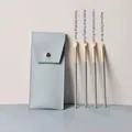 Détail de 4 pinceaux à paupières aux poils souples avec une pochette en cuir bleu - 4 Brushes + Bag (Blue Bridge)