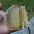 Set di quattro pettini in corno di yak ambrato con trama decorativa a conchiglia - Spessore 0,5-0,7 cm (Set da 4)