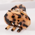 Detailed view of the classic tortoiseshell acetate hair claw with six-teeth grip design - S136-5 Bow Classic Tortoise