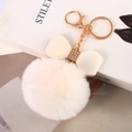 Sleutelhanger van imitatiekonijnenbont met crème strik en fonkelend strass-detail - Broken Wit - Litchi Strik