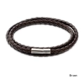 Dettaglio macro del bracciale in pelle marrone intrecciata a tre strati con chiusura in argento - Marrone scuro