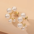 Aros vintage franceses en forma de C de metal dorado con perlas blancas sobre fondo suave - Pin de Plata-Pendientes de Perlas Doradas / Dorado