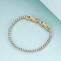 Détail du bracelet tennis doré ajustable avec zircons et fermoirs doubles - Doré