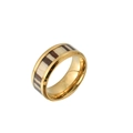 Dettaglio anello dorato con intarsio in venatura di legno scuro e bordi in metallo lucido - US 7 / Oro