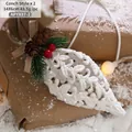 Ornamento natalizio a forma di conchiglia con glitter bianchi e bacche rosse 14x6cm - Ciondolo Conchiglia Bianca / 2 Pz