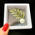Elegant green leaf brooch with pearls and crystals in a white gift box - Leafy Branch Pearl Style (XZ065)