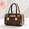 Detailansicht der Handtasche mit Leopardenmuster, Lackleder und Perlenverschluss - Erdgelb