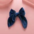 Barrette à nœud papillon en velours bleu foncé pour femme sur fond rose doux - Bleu clair