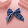 Barrette à nœud en velours bleu élégante avec coutures fines sur un support rose - Bleu