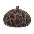 Dettaglio del basco in peluche con stampa leopardata e trama in morbida ecopelliccia - Stampa leopardata