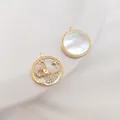 Κοντινό πλάνο ζωδιακών μενταγιόν 14K με φίλντισι και μικρο-ένθετα ζιργκόν σε χρυσό - Κριός