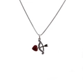 Détail du collier argenté avec flèche en zircone et pendentif en forme de cœur rouge - boîte chaîne / Or Blanc
