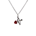 Vue détaillée du pendentif flèche de Cupidon avec cristal rouge et zircons étincelants - Chaîne en O / Or Blanc
