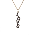 Goldene Halskette mit einem LOVE-Anhänger aus dunklem Metall und blauen Zirkonia-Steinen - Gold Gliederkette LOVE