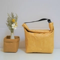 Hellbraune Tyvek-Lunchtasche mit verstellbarem schwarzem Schultergurt und Verschluss - Khaki