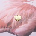 Dettaglio ciondolo a cuore dorato con incisione love su piume rosa soffici - 1# Cuore Piccolo