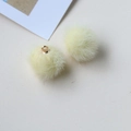 Dettaglio di pompon in peluche giallo chiaro con anelli in metallo dorato per gioielli DIY - Giallo chiaro