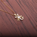 Luxuriöse goldene Skorpion-Halskette mit Zirkonia-Kristallen auf rustikalem Holzgrund - Box Kette / Gold