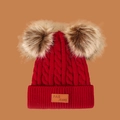 Detail van de rode gebreide kindermuts met kabelpatroon en zachte pompons van imitatiebont - 50-52CM / Rood