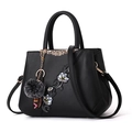 Schicke schwarze Handtasche mit Blumenstickerei und Kunstfell-Pompon, Umhängetasche - Schwarz