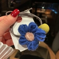 Elastico per capelli con fiore blu all'uncinetto, elastico grigio e perlina gialla - Fiore di Perline-Blu