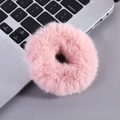 Elastico per capelli in peluche rosa accanto a una tastiera su sfondo grigio - Scrunchie Donut-Rosa Coreano