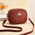 Donkerrode leren crossbodytas met gouden bijenlogo en verfijnd V-vormig stiksel - Rood