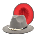Détail du chapeau fedora gris avec doublure rouge et bande de perles décorative - M (56-58cm) / Gris Clair + Rouge