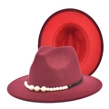 Vue détaillée du chapeau bordeaux avec bande perlée et bord intérieur rouge contrasté - M (56-58cm) / Bordeaux + Rouge