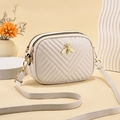 Chique crème crossbody cameratas met chevron-quiltwerk en een gouden bijenornament - Off-wit