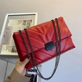 Rote Stepptasche mit V-Nähten, schwarzer Metallkette und stylischem Drehverschluss - Rot