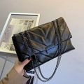 Klassische schwarze Kettentasche mit Chevron-Steppung und mattem Metallverschluss - Schwarz