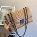 Gesteppte Umhängetasche in Beige aus PU-Leder mit eleganter V-Förmiger Steppung - Khaki