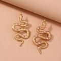 Pendientes de serpiente dorados vintage con perla blanca y detalles grabados en red - Pendientes de Botón de Perla y Serpiente Oro Mate (SE674)