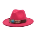 Dettaglio di un cappello fedora rosso rosa con fascia etnica e decoro in gemma turchese - M (56-58cm) / Rosa Rosso