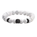 Pulsera de cuentas de turquesa blanca con calavera de metal negro mate en fondo blanco - Color gunmetal