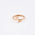 Detalle macro del anillo del zodiaco Capricornio en oro rosa con banda abierta ajustable - Abierto Ajustable Oro Rosa / Capricornio