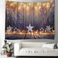 Dettaglio ravvicinato di un arazzo natalizio festivo con luci calde e decorazioni natalizie - Natale in Legno Vintage
