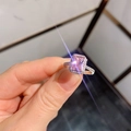 Eleganter Silberring mit rosa Smaragdschliff-Edelstein und umgebendem Diamant-Halo - Verstellbar offen / Rosa