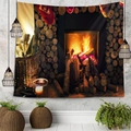 Dettaglio dell'arazzo natalizio con caminetto e calze festive sulla parete - 150x130cm / Camino a parete in cemento grigio(4)