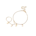 Minimalistisches goldenes Stern- und Mond-Fingerarmband auf rein weißem Hintergrund - Gold