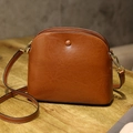 Borsa a tracolla marrone in pelle cerata con fibbia dorata su superficie di legno - S59 Marrone Retrò (Grande)