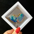 Elegante spilla a farfalla con ali blu sfumate in una confezione regalo bianca - Stile Farfalla Sfumata (XZ092)